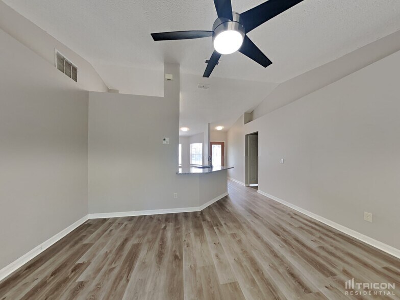 Building Photo - 16 Rymsen Ln