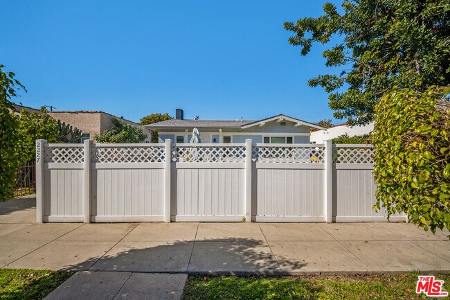 Building Photo - 2227 Alsace Ave