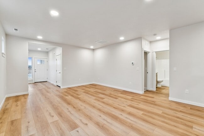 Building Photo - 2046 E Cave Falls St