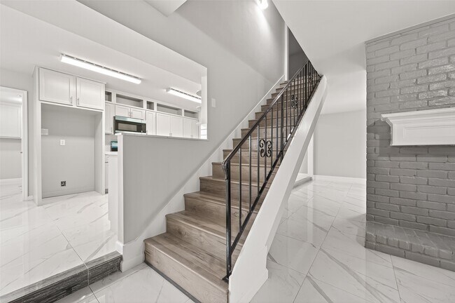 Building Photo - 7739 Antoine Dr