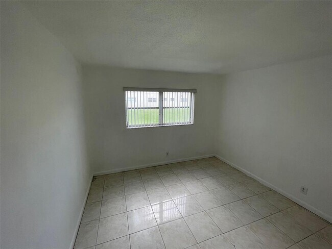 Building Photo - 4165 SW 67th Ave