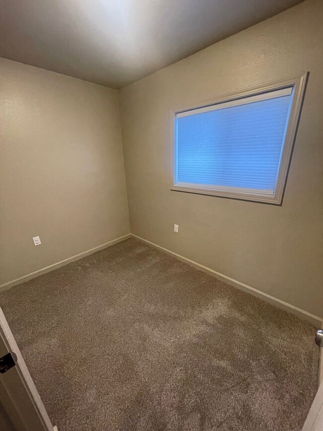 Building Photo - Conveniently Located Charming Pet Friendly Three Bedroom Home With Modern Updates!