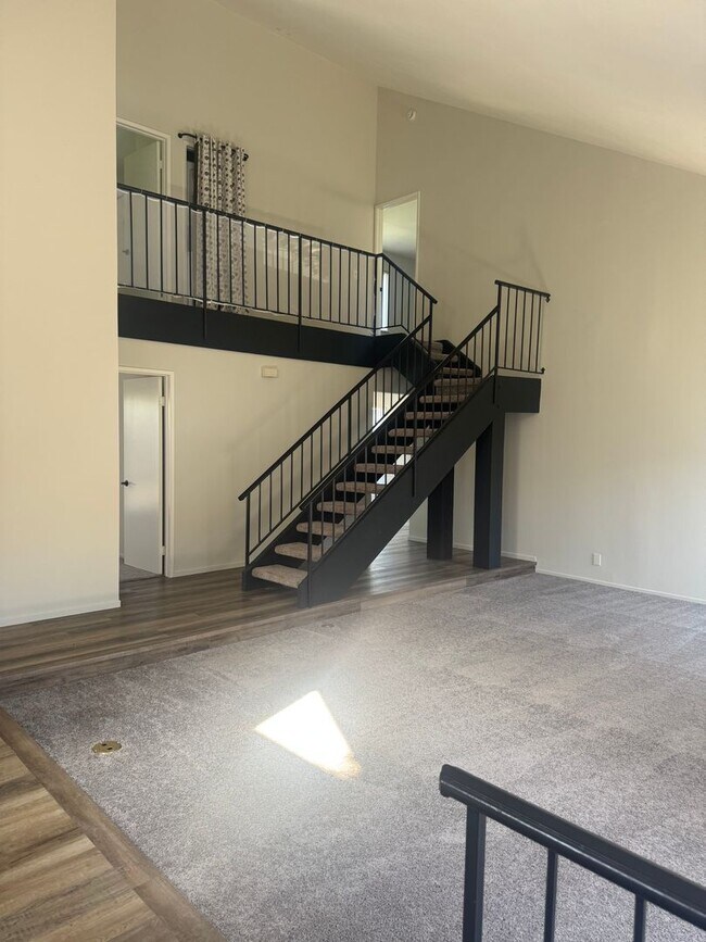 Building Photo - 4 Bed/3Bath