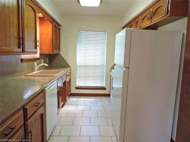 Building Photo - 8617 Meadow Dr
