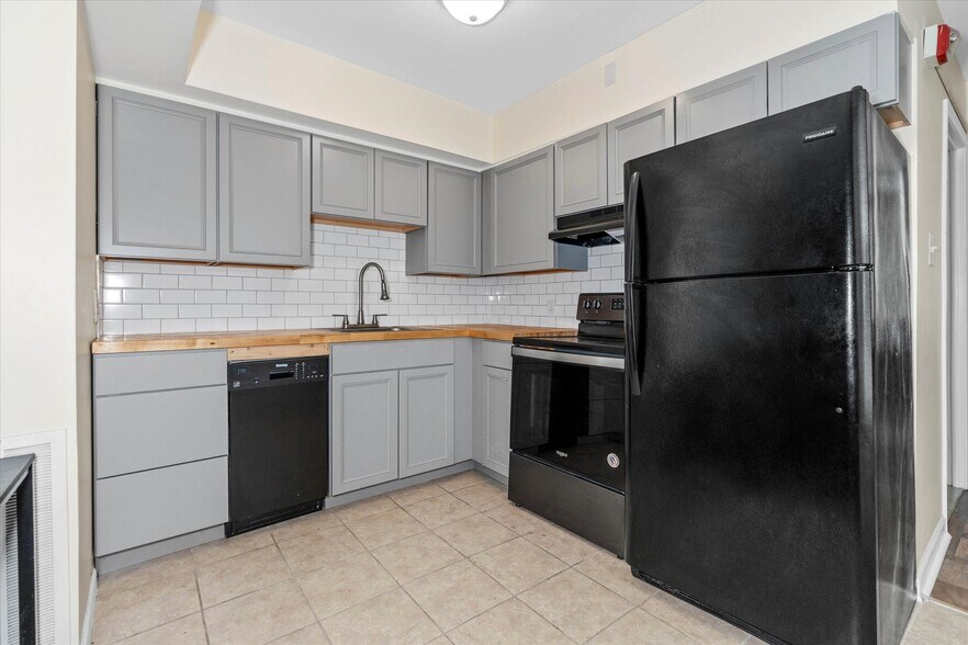 Building Photo - 305 E 9th St