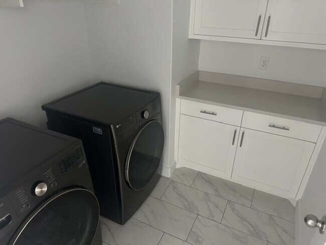 Building Photo - Beautiful town home for rent.