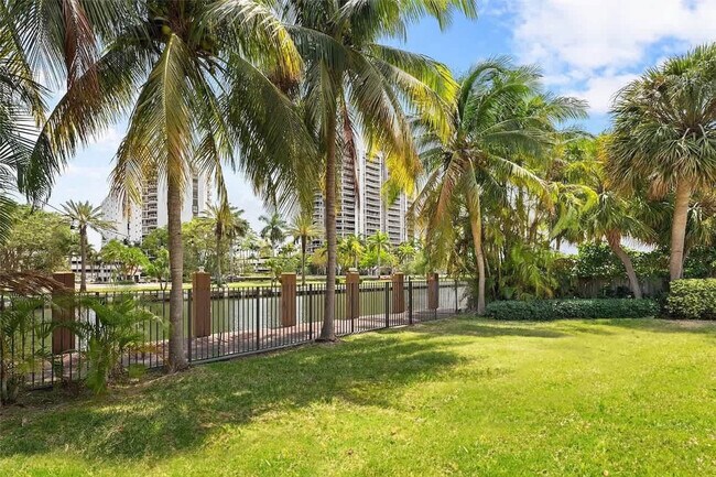 Building Photo - 413 Holiday Dr