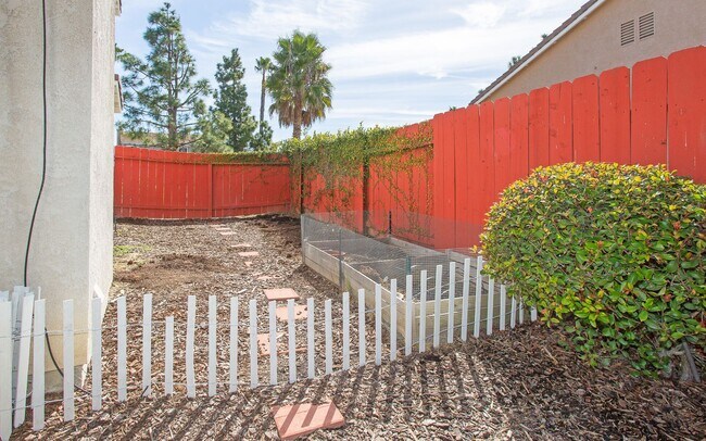 Building Photo - Large 4 Bedroom, 2.5 Bath Home with Large 3 Car Garage!!