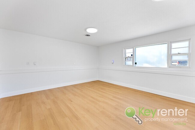 Building Photo - NOVEMBER FREE RENT!! Spacious 4-Bedroom / 2-Bath Home in Wichita Move-In Ready