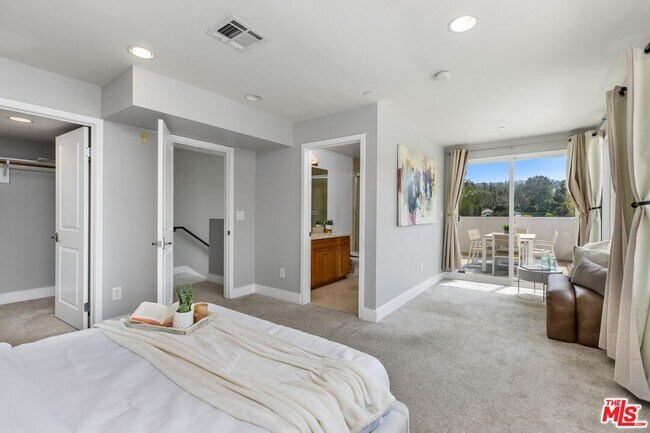 Building Photo - 11851 Laurelwood Dr