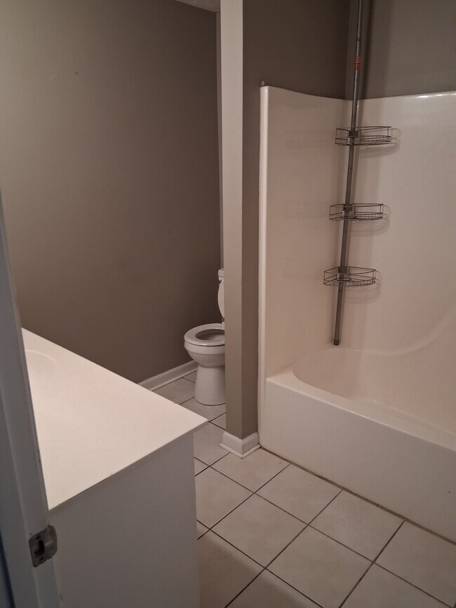 Building Photo - 120 Woods Edge Dr