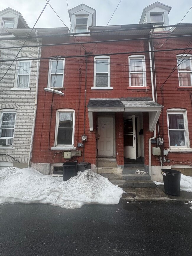 Building Photo - Beautifully Remodeled 4-bedroom Home located in Allentown