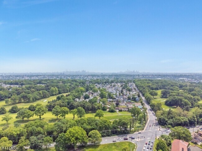 Building Photo - 579 Belleville Ave