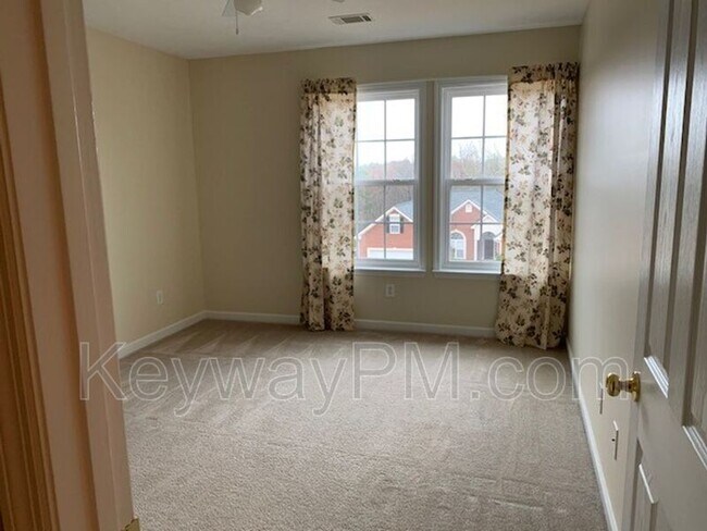 Building Photo - 4890 Somerset Dr
