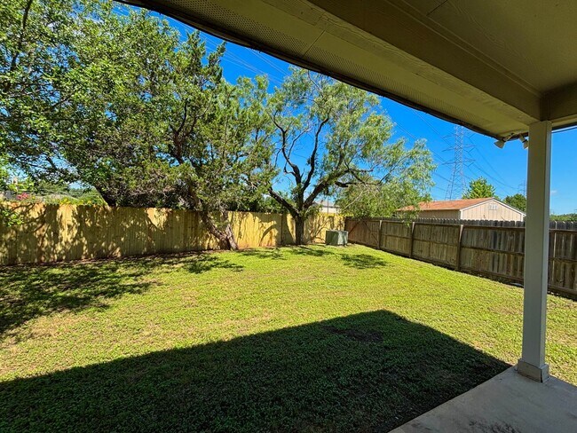 Building Photo - Spacious 3 bedroom home!