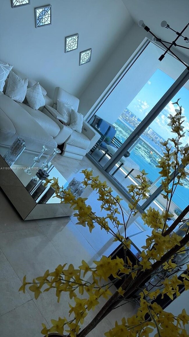 Building Photo - 900 Biscayne Blvd