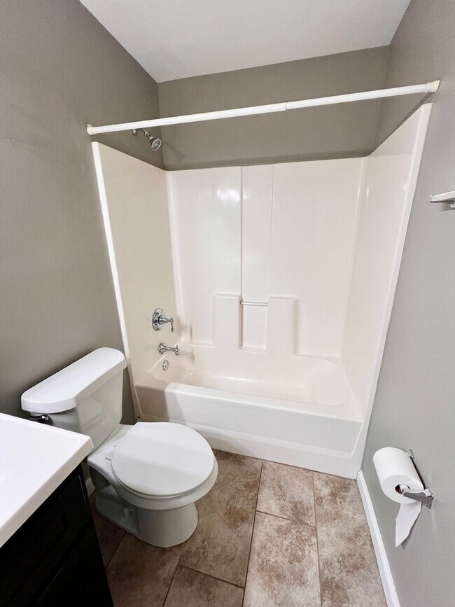 Building Photo - 6 Bed 4 Bath in West End