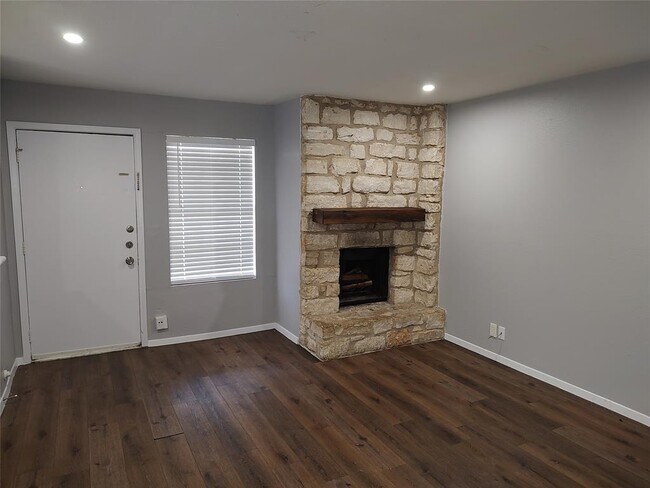 Building Photo - 2200 Leah Cove