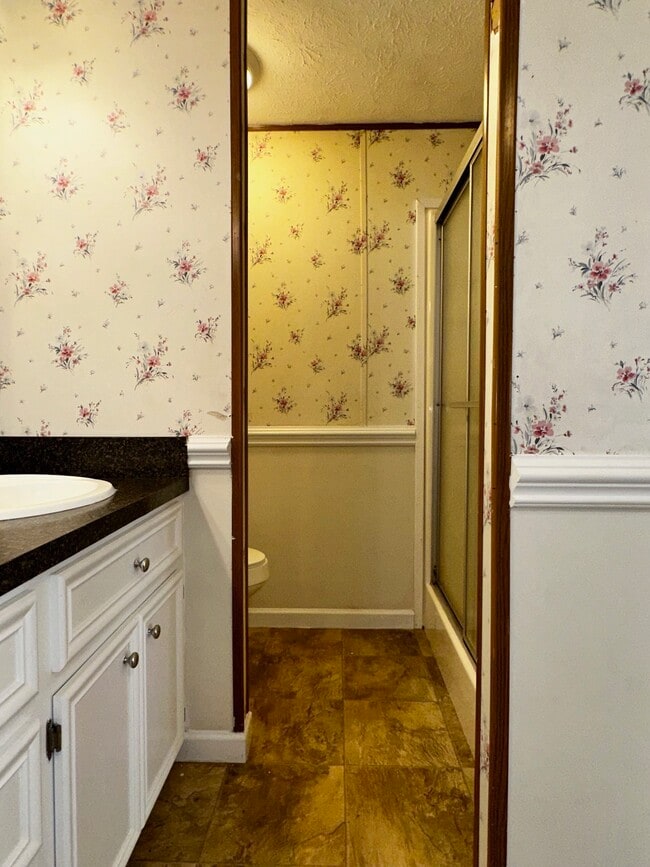 Building Photo - 602 Aster Bend