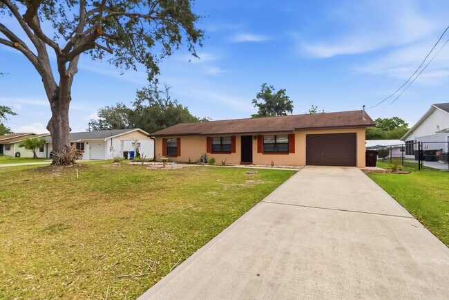 Building Photo - PENDING APPLICATION-Charming 2/2 Spacious Home with/ 1 Car Garage in St. Cloud Close to the Lakef...