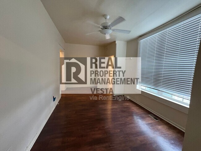 Building Photo - 1065 College St