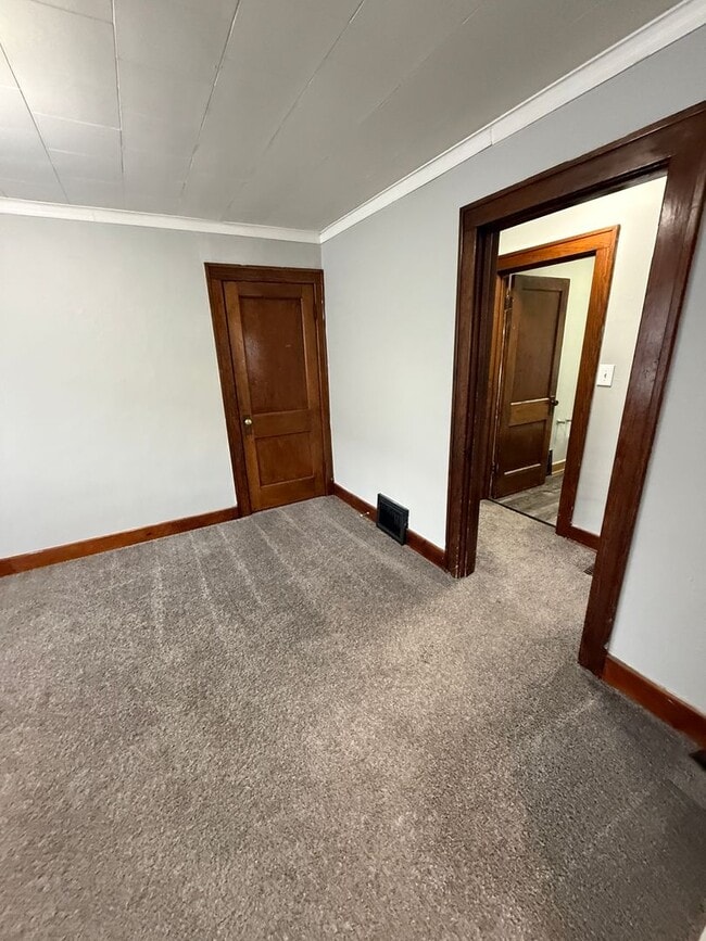 Building Photo - 3B / 1B home with over 1200 square feet!