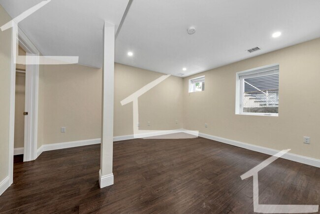 Building Photo - Huge 5 bed in Medford