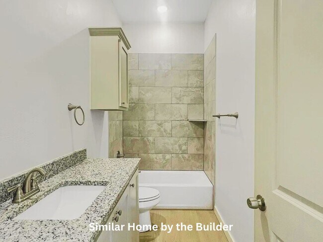 Building Photo - Stylish 3-Bed Duplex with Open Layout & Fenced Backyard