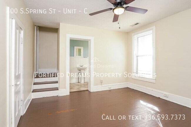 Building Photo - 400 S.Spring St - Unit-C