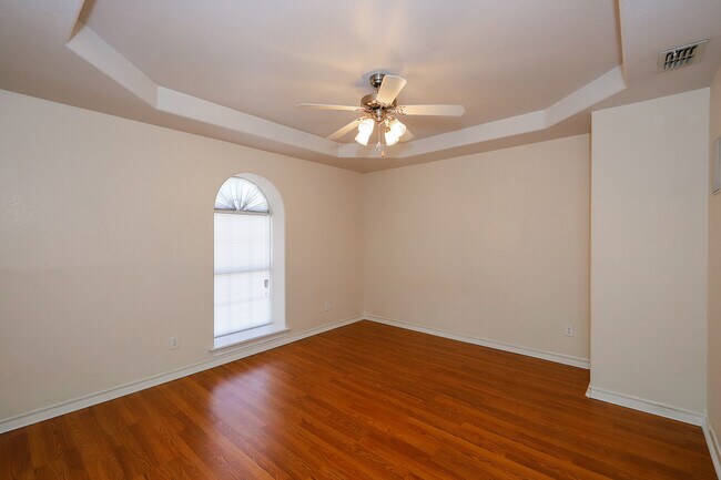 Building Photo - 1000 Ranchway Dr