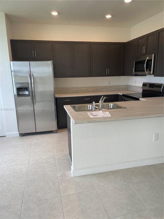 Building Photo - 20564 NE 5th Pl