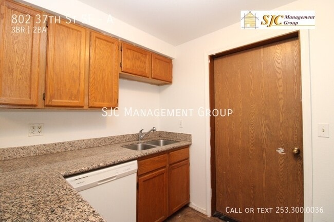 Building Photo - 802 37th St SE