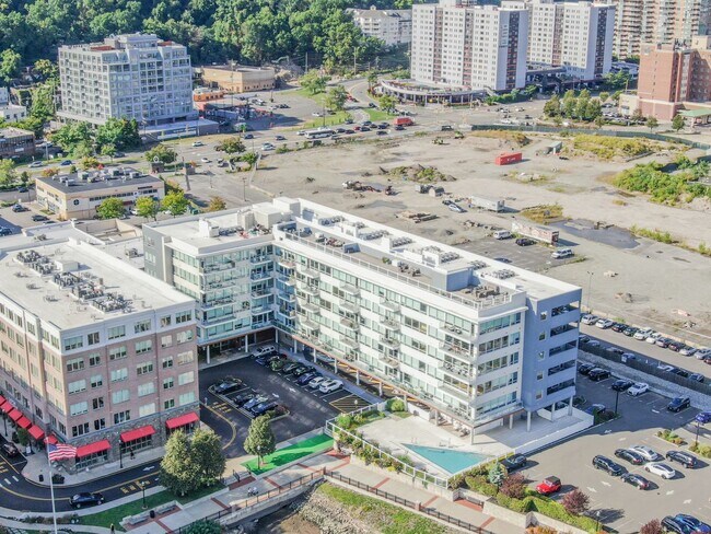 Building Photo - 1/Bedroom at Edgewater's top waterfront location.