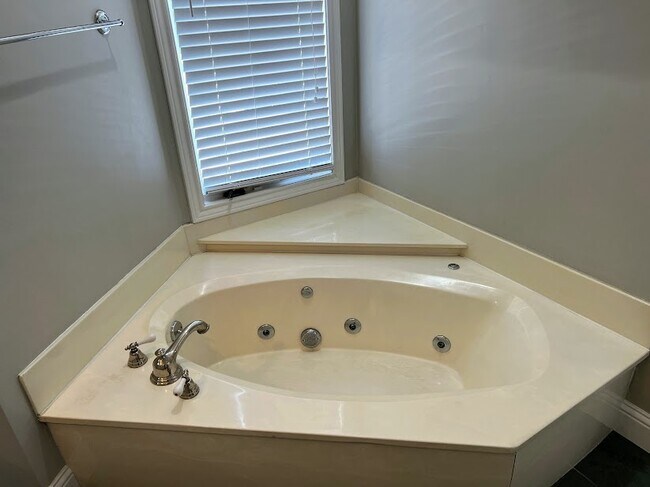 Building Photo - 4040 Avondale Ave