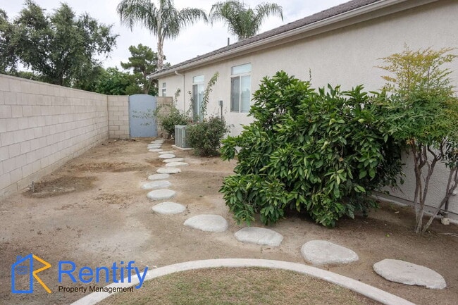 Building Photo - Charming Seven Oaks Home - 4Bed, 2Bath - Gardener Included!