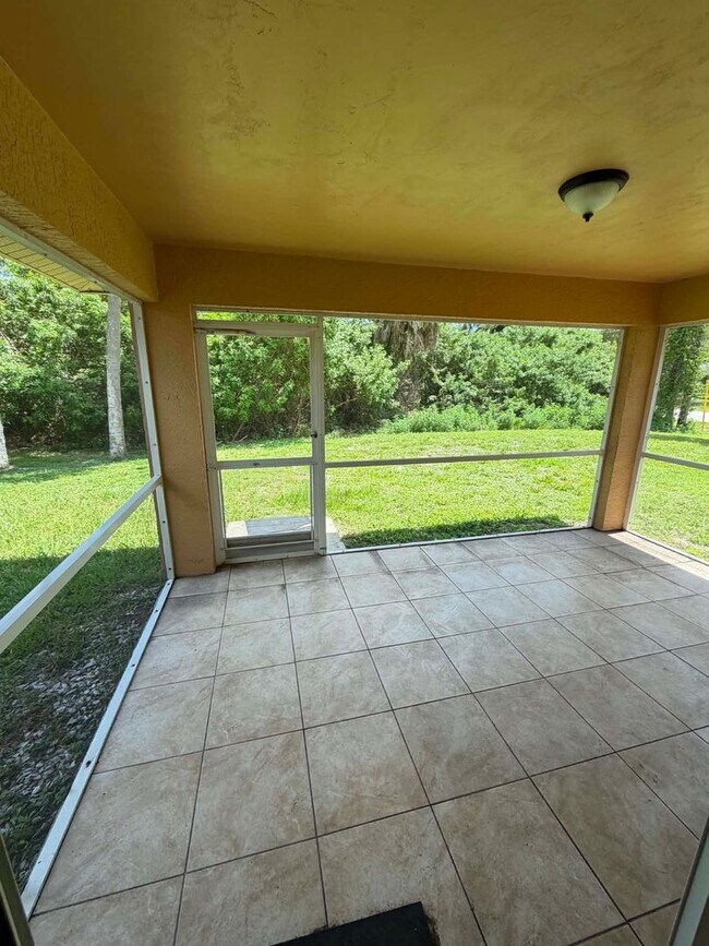 Building Photo - Your Dream Home Awaits in Port Charlotte!