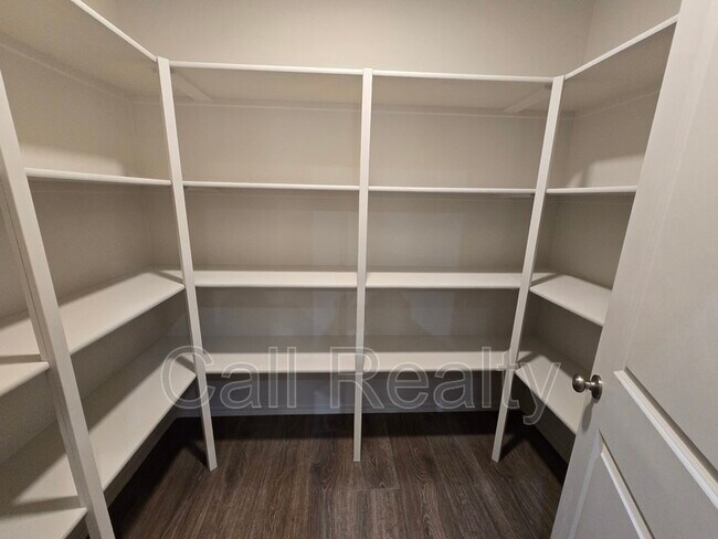 Building Photo - 5609 N Calvin Rd