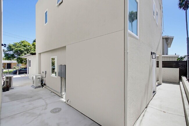Building Photo - Breathtaking Bay Views & Large Private Deck - Walking Distance To Mission Bay