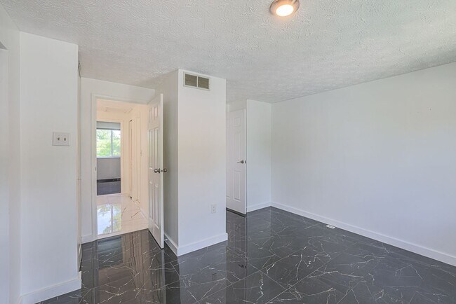 Building Photo - 9 Stillwood Cir