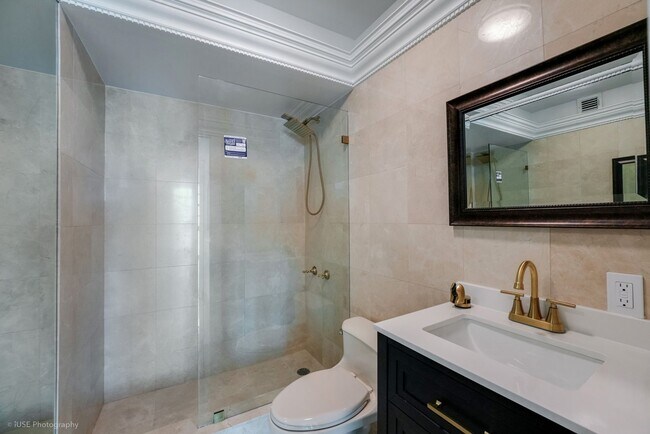 Building Photo - Stunning Waterfront Living in South Brickell