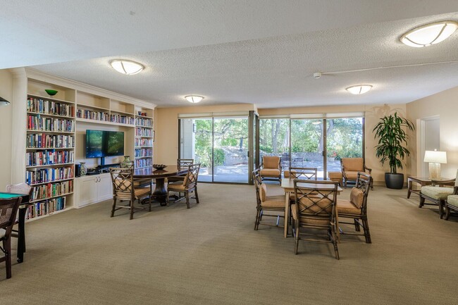 Building Photo - Gorgeous 2 Bed / 2 Bath Top Floor Condo wi...