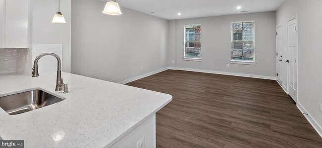 Building Photo - 2542 VERONA Pl