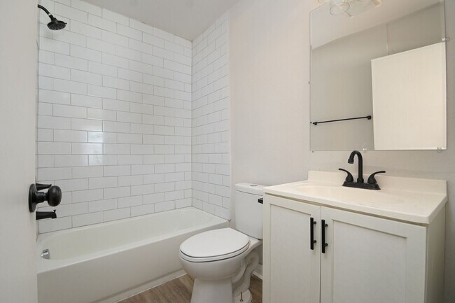 Building Photo - UPDATED WILLOW PARK 3-BEDROOM