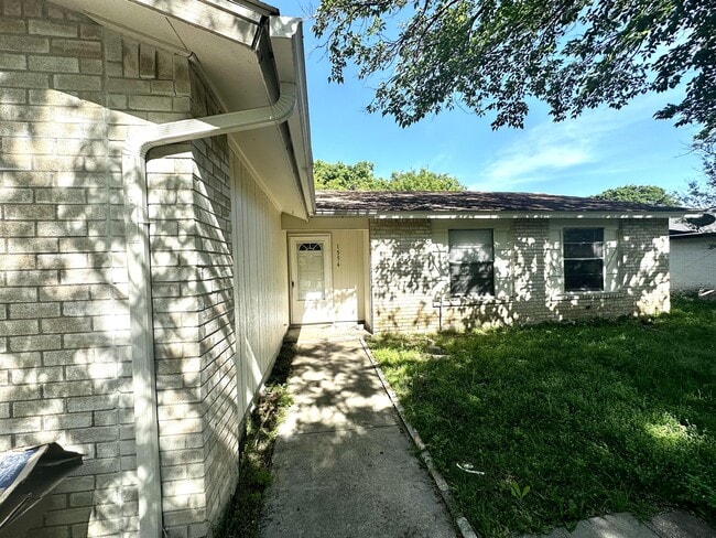 Building Photo - 1554 Willowbrook St