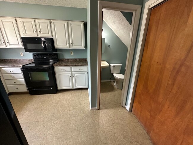 Building Photo - 706 Crescent Dr