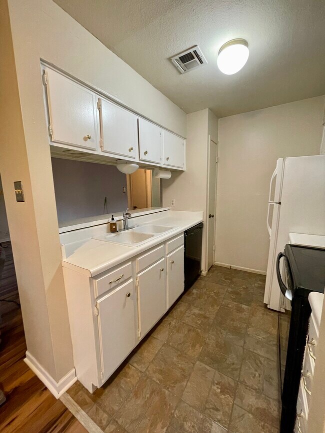 Building Photo - 1051 Country Club Dr