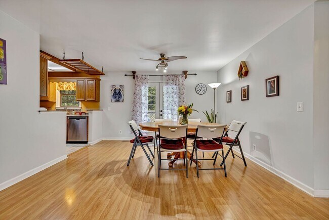 Building Photo - 3 bedroom/2 bathroom Home
