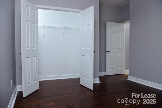 Building Photo - 917 Shearer St