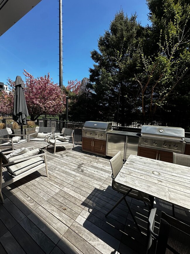 Building Photo - Spacious 2 Bed, 2 Bath Luxury Condo with D...