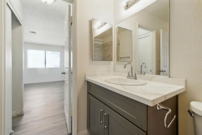 Building Photo - SW!! 2 Bedroom Condo!! 1st Floor!! Newly r...